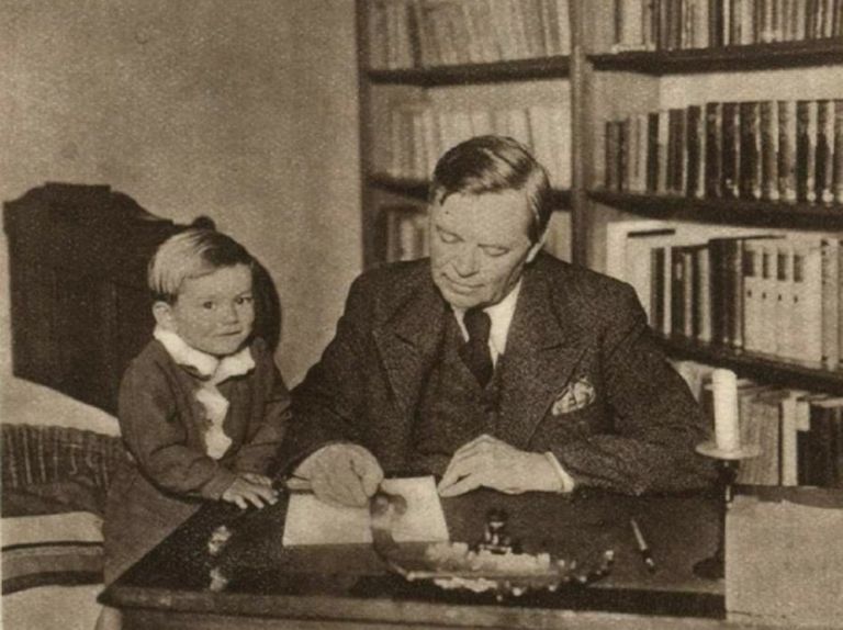 Kārlis Skalbe ar mazdēlu Andri. Žurnāls “Atpūta”, Nr. 677, 22.10.1937.