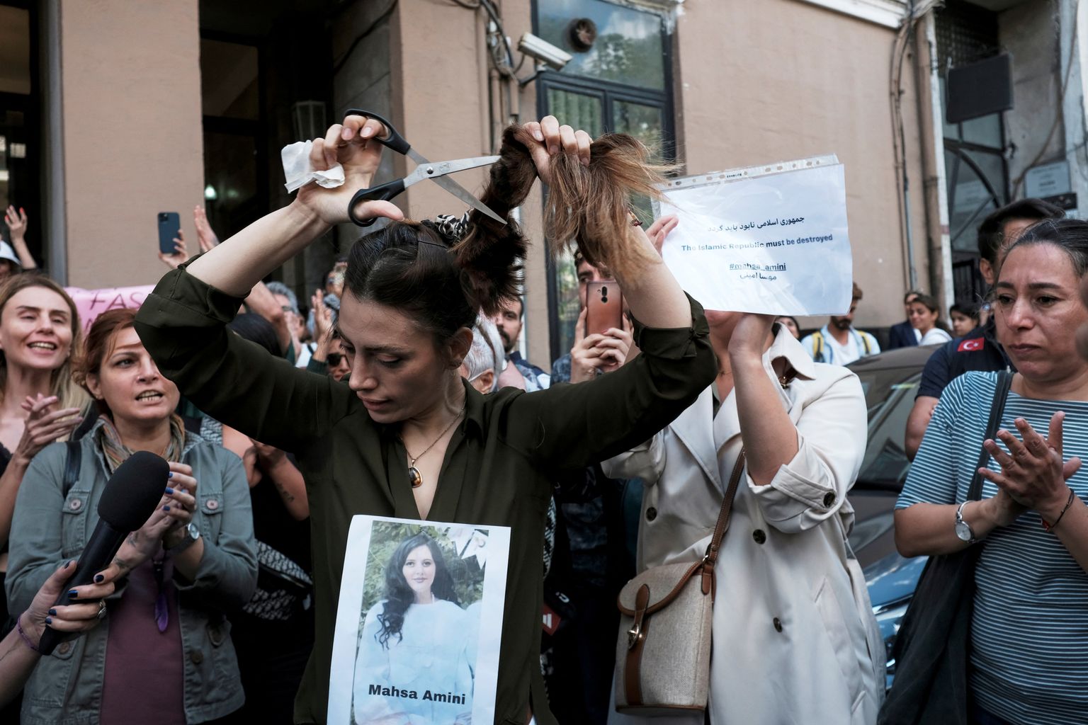 Türgis elav iraanlanna Nasibe Samsaei protestimas Istanbulis, lõigates oma juuked lühemaks. Protestid lahvatasid  nii Iraagis kui mujal maailmas pärast seda, kui iraanlanna Mahsa Amini suri Iraani moraalipolitsei käes olles.