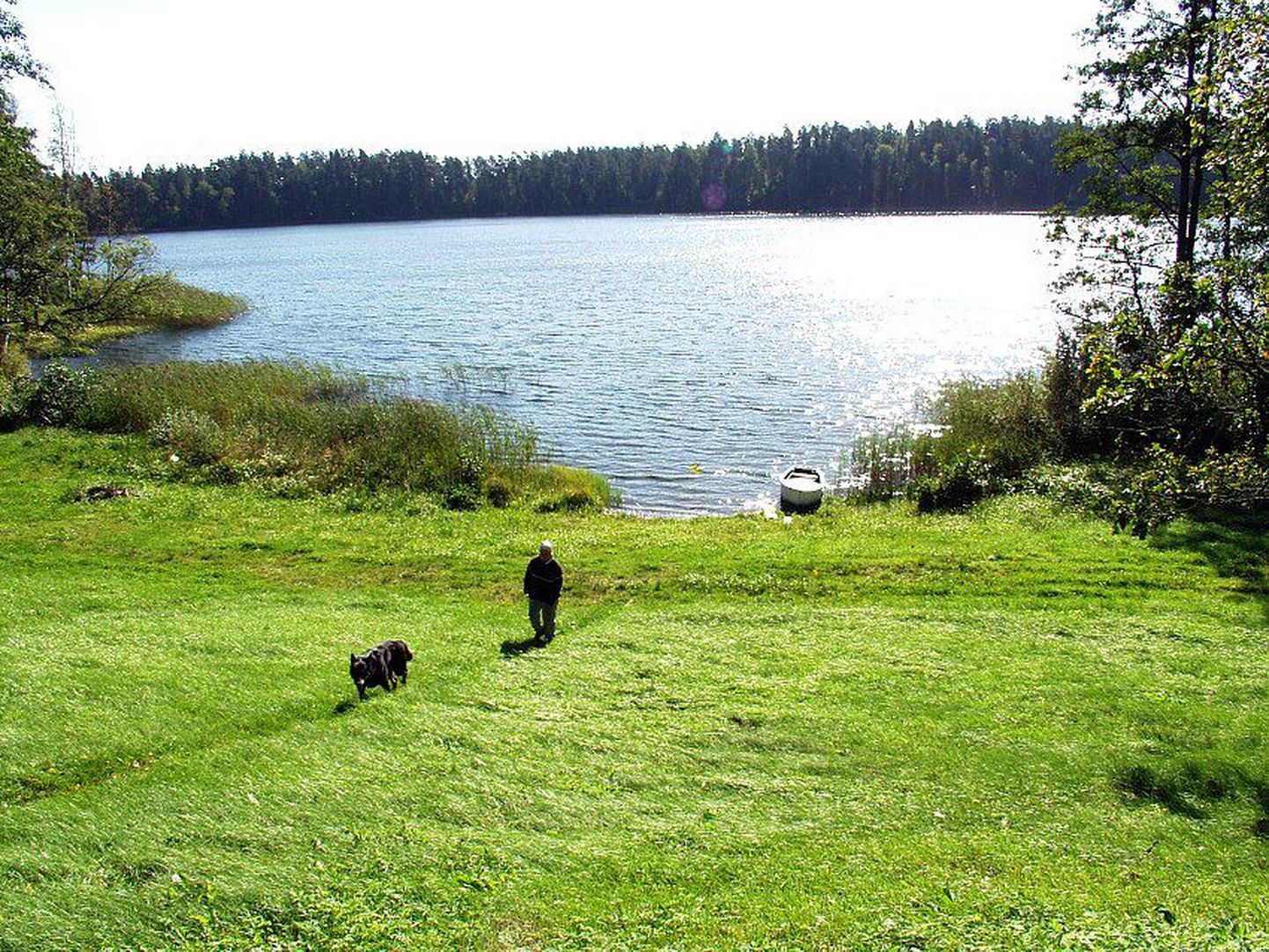 Valgjärv on sügavuselt Eesti 7. järv – 26,8 meetrit. Paljud uurijad on siin käinud vee alla kadunud mõisat otsimas.
