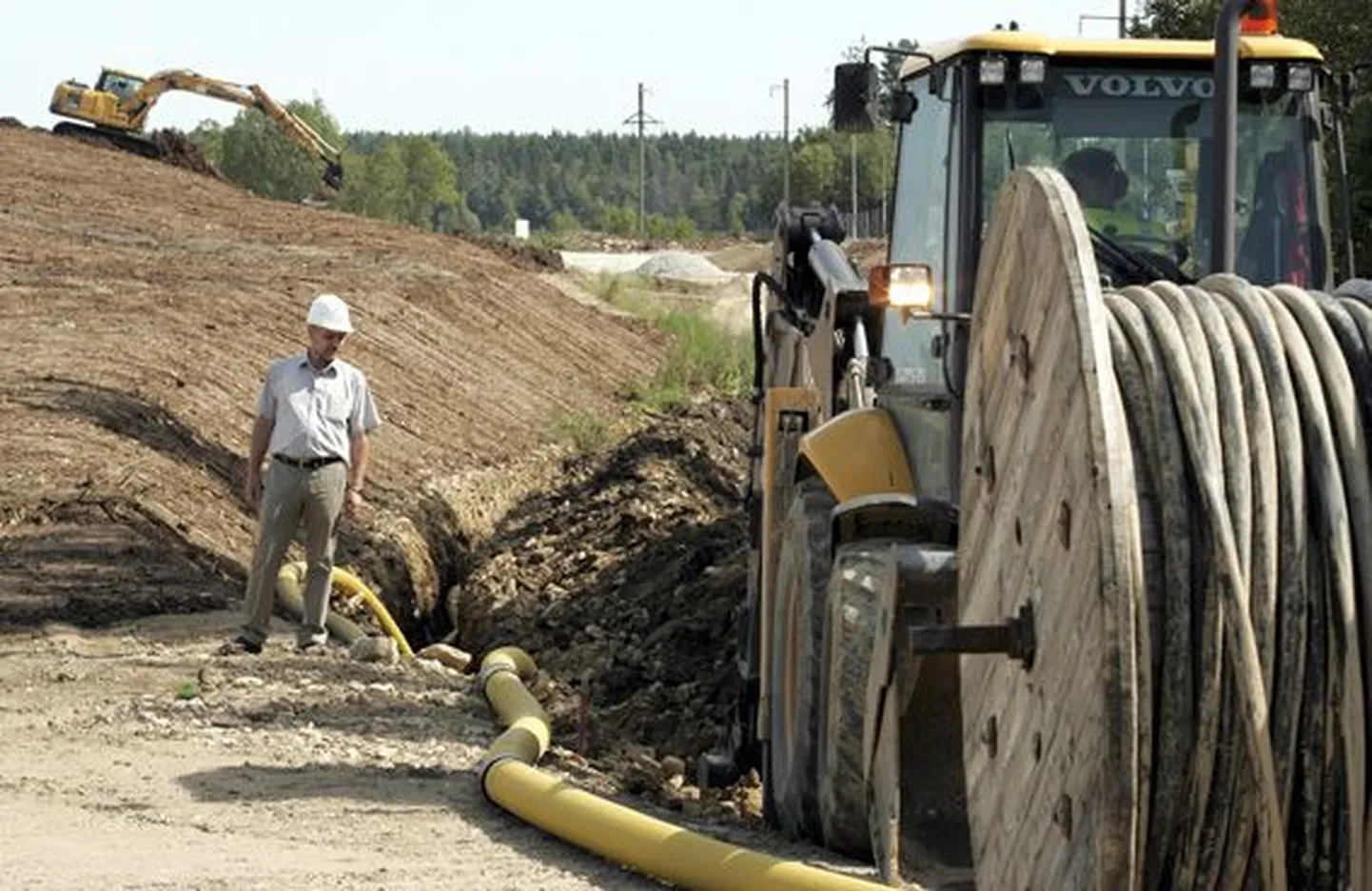 Eesti Energia Jaotusvõrk OÜ arendus-ehitusosakonna Ida piirkonna juht Priit Poom hoiab silma peal, kuidas kulgeb OÜ Särtsu töömeestel maakaabli paigaldamine.