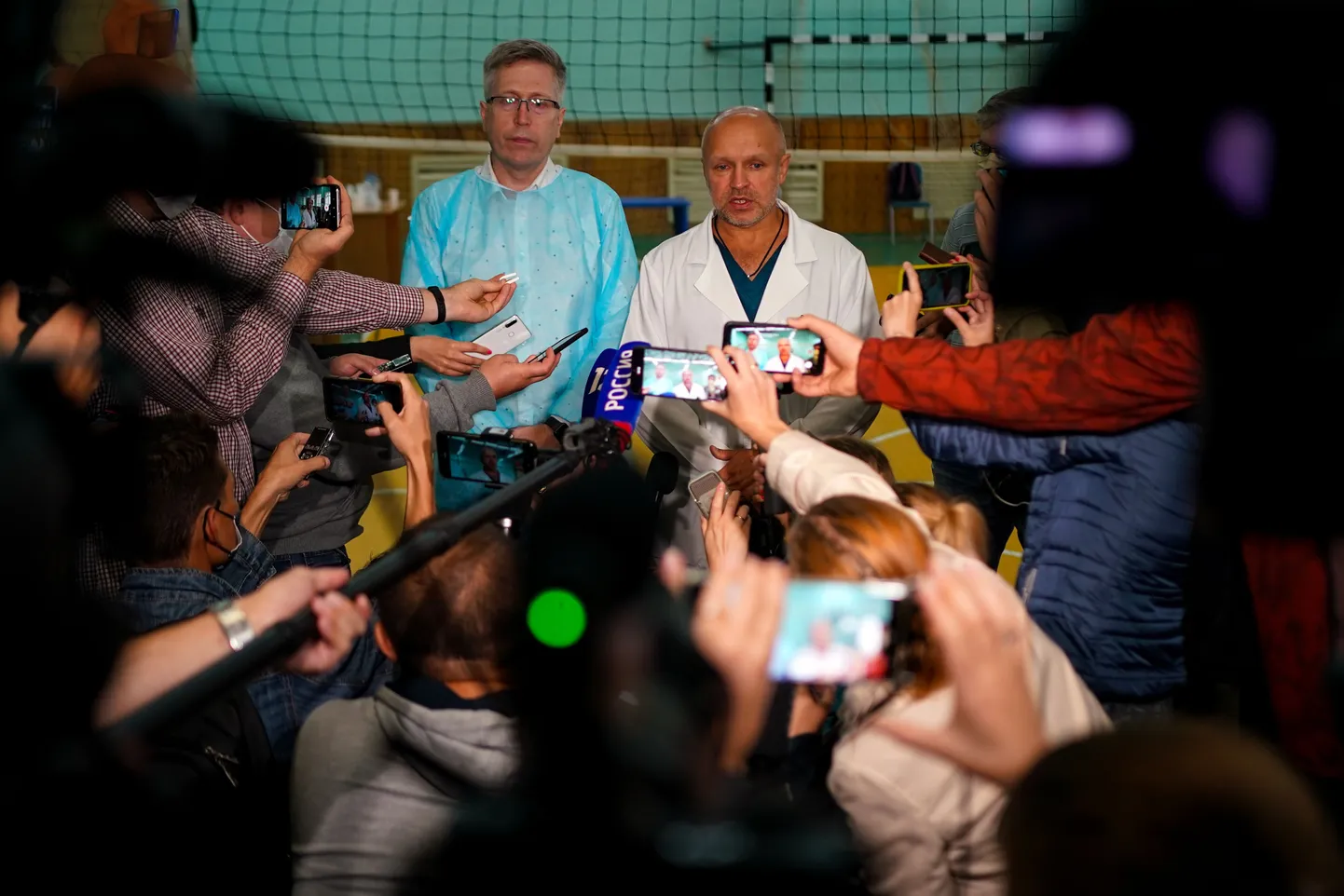 Venemaa Omski haigla peaarsti asetäitja Anatoli Kalinitšenko (paremal) pressikonverentsil rääkimas Aleksei Navalnõi tervislikust seisundist