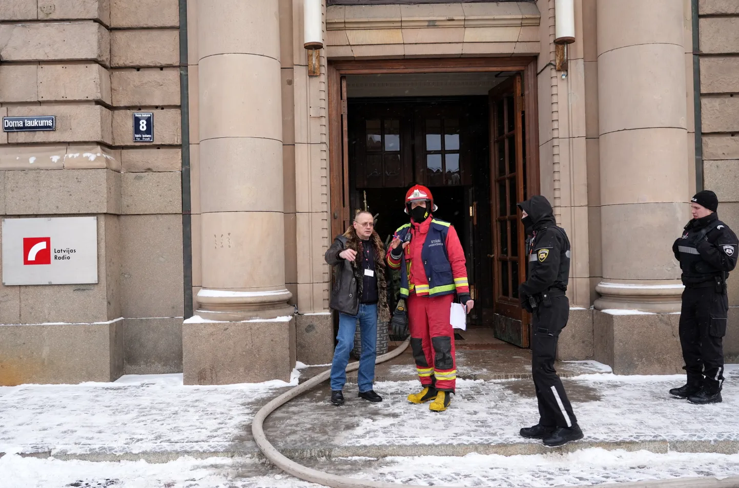 Doma laukumā Latvijas Radio ēkā izcēlies sadūmojums, kura dēļ notiek darbinieku evakuācija un pārtraukti ētera raidījumi.