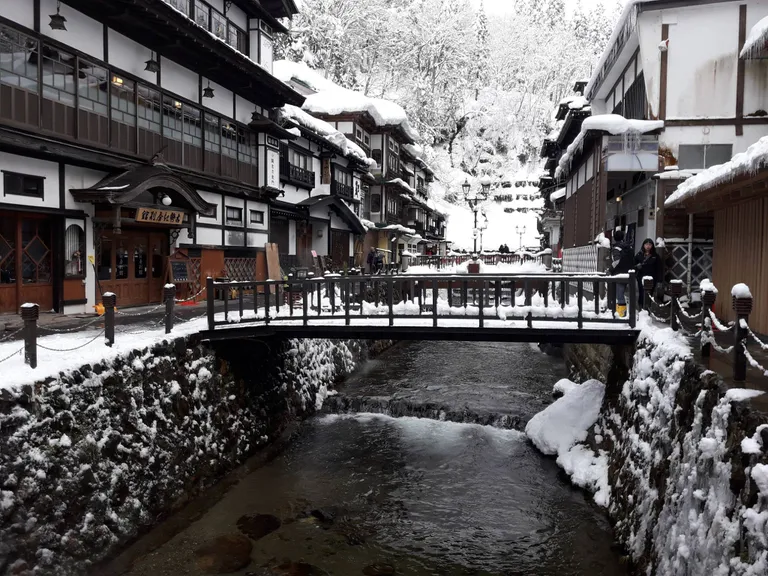 Vanaaegse arhitektuuriga ryokanid kahelpool jõeäärt reas. Ginzan, Yamagata.