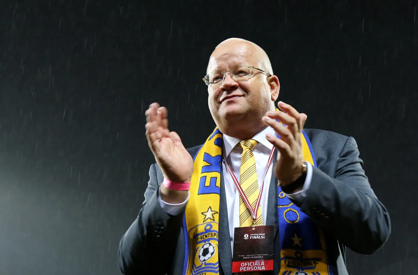 Ventspils domes priekšsēdētāja pirmais vietnieks Guntis Blumbergs priecājas par FK "Ventspils" uzvaru Latvijas kausa fināla spēlē futbolā.