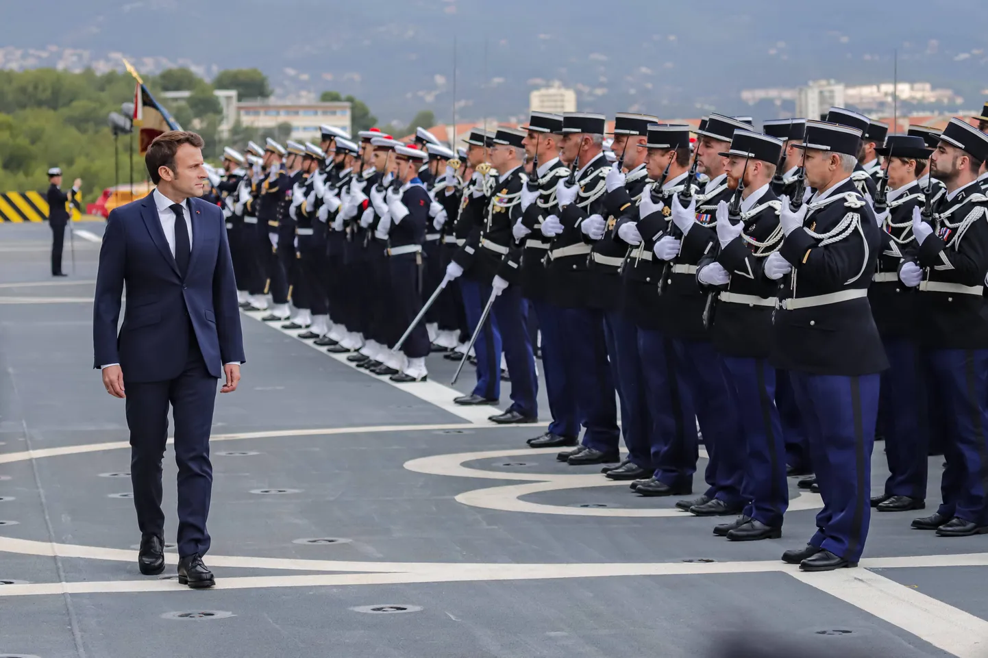 Prantsusmaa president Emmanuel Macron riigi mereväelastega. Foto on illustratiivne.