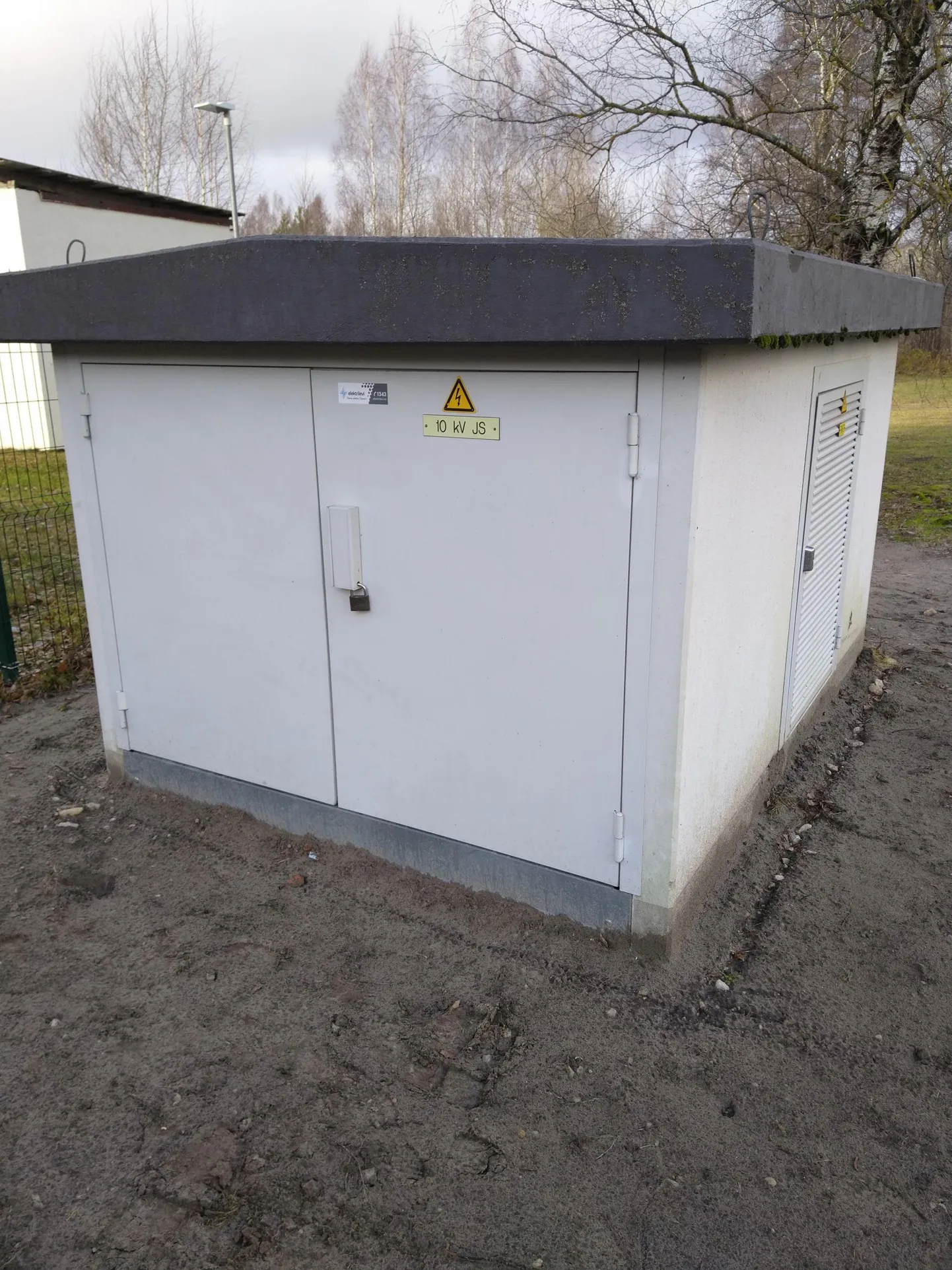 Elektrilevi andis koolile kasutada puuduoleva alajaama.