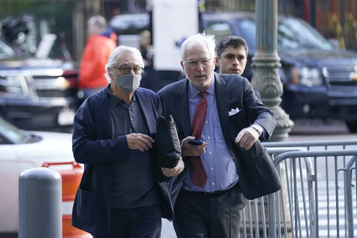 Maskis Robert De Niro saabumas kohtusse tunnistusi andma.