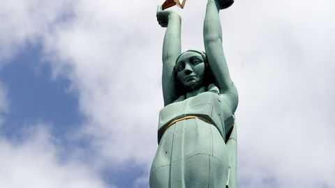 Зачем два жителя Эстонии забрались на памятник Свободы