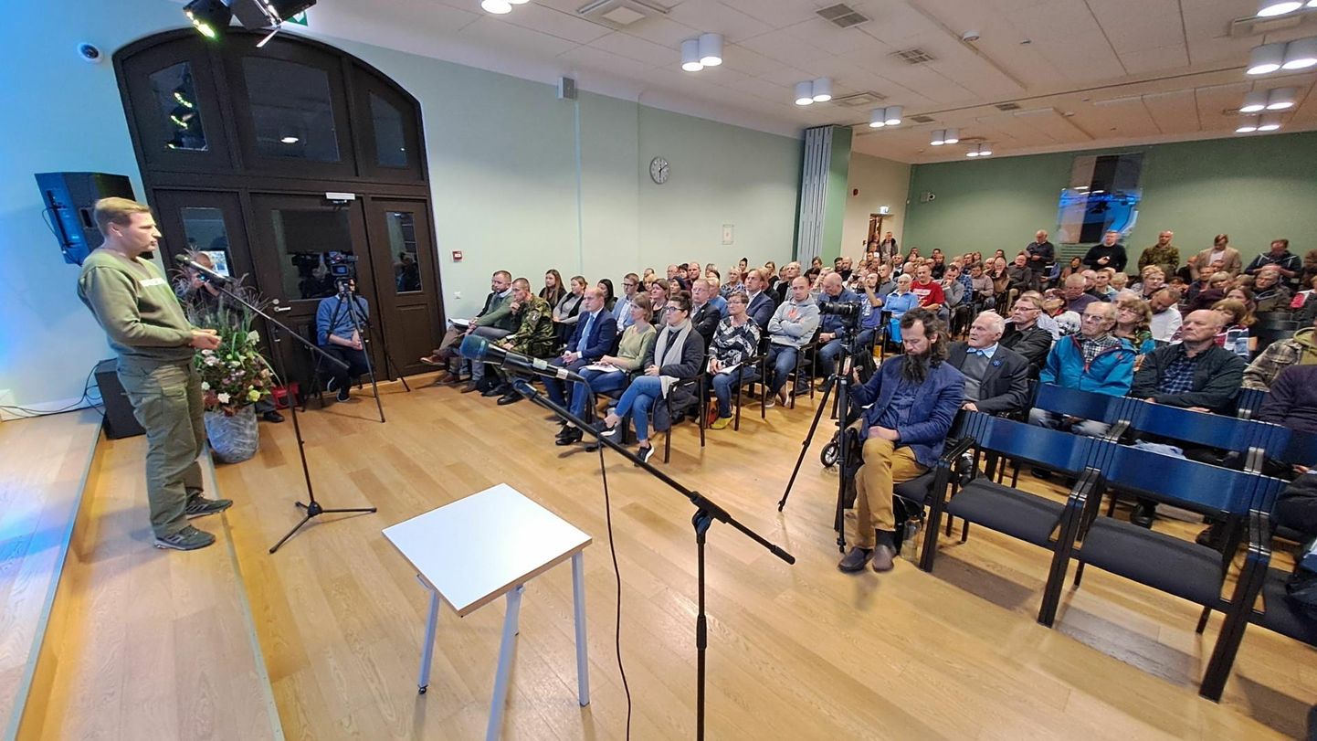 Kaitseminister Hanno Pevkur Võrus Nursipalu harjutusvälja laiendamise teemalisel koosolekul rahvale aru andmas. 