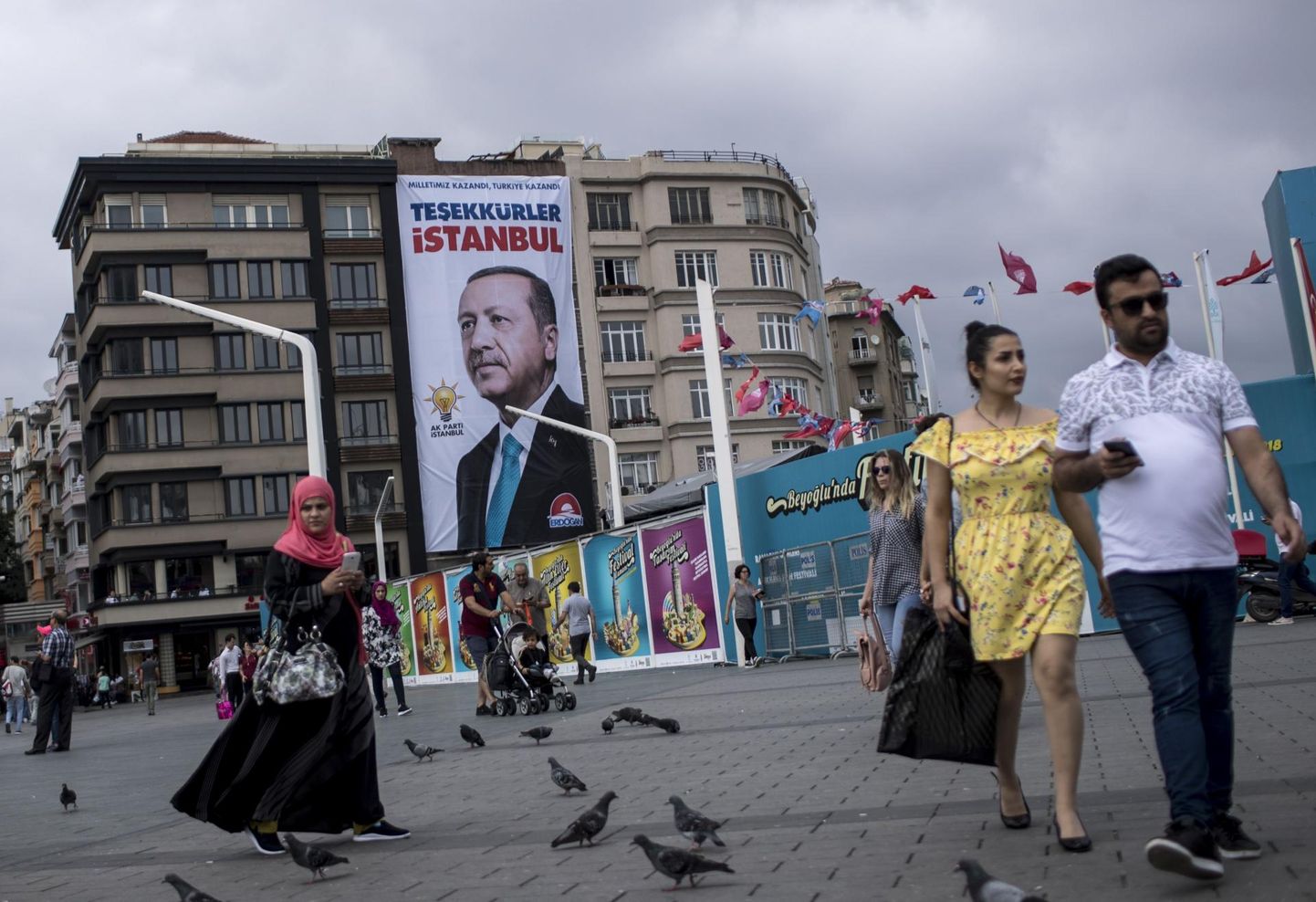 Hoolimata puhunud muutustetuultest jätkab Türgi vana võimu all: president Recep Tayyip Erdoğan tänab İstanbulis Taksimi väljakule üles riputatud plakatil linlasi toetuse eest.
