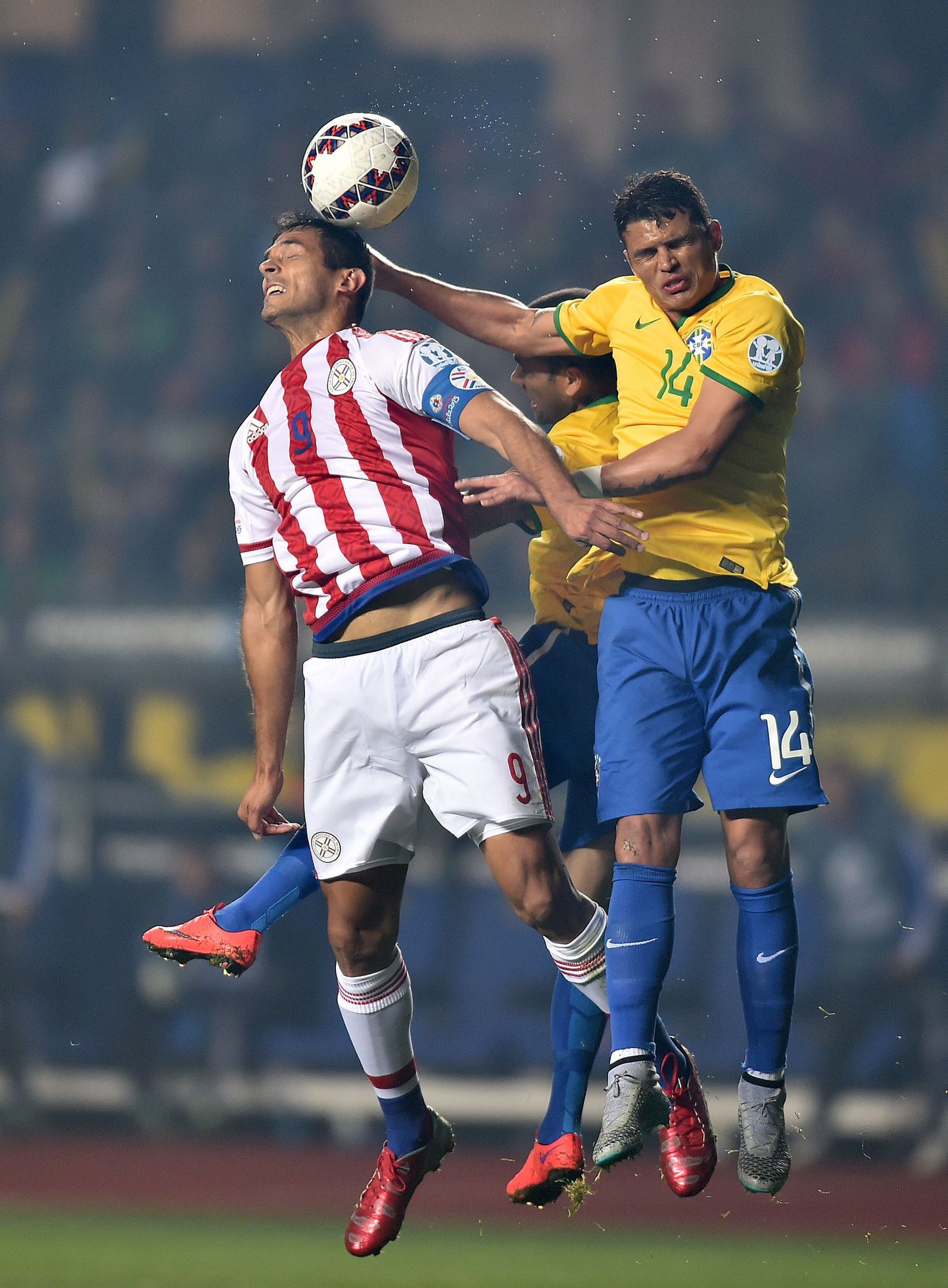 Thiago Silva (paremal) mängis karistusalas käega.