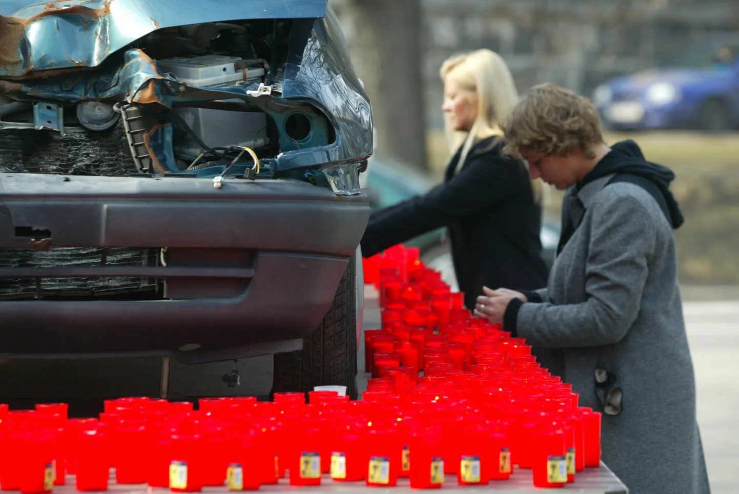 Rahvusvahelise liiklusohutusnädala raames süüdatud küünlad liiklusohvrite mälestuseks 2004. aasta aprillis.
