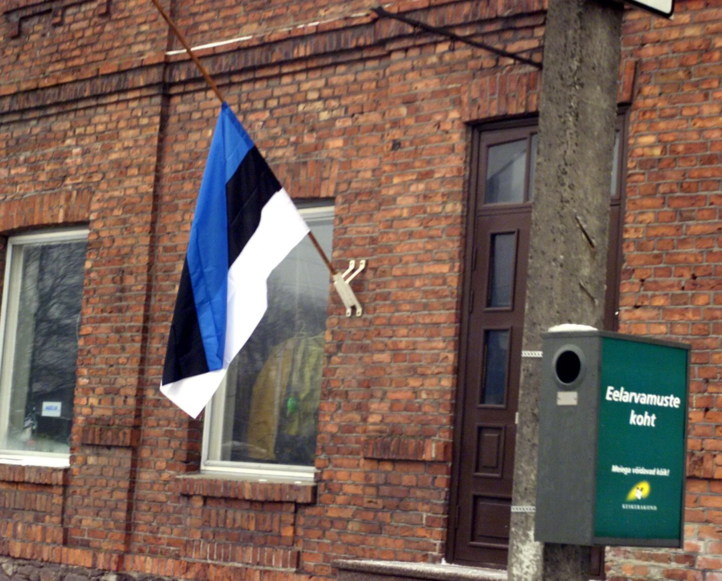 Eesti lipud heistatakse leinalipuna ehk pooles vardas.