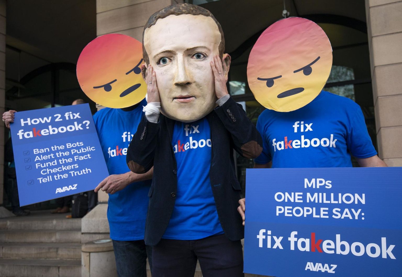 USA vabaühenduse Avaaz meeleavaldus, juhtimaks tähelepanu Facebooki jõuetusele libauudistega võitlemisel.