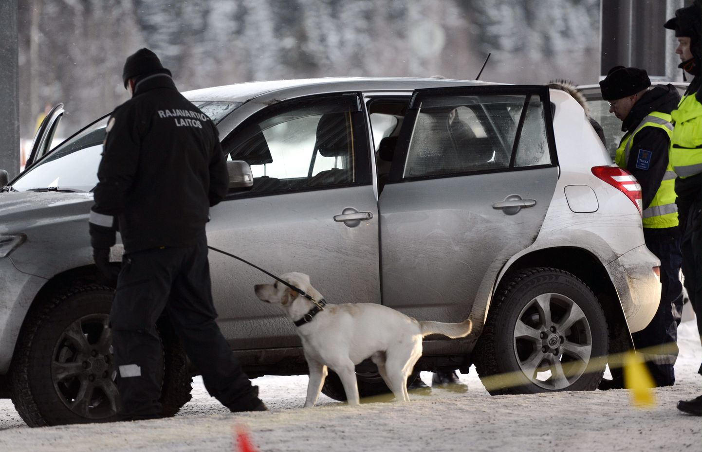 Soome piirivalve kontrollimas Venemaalt saabunud autot