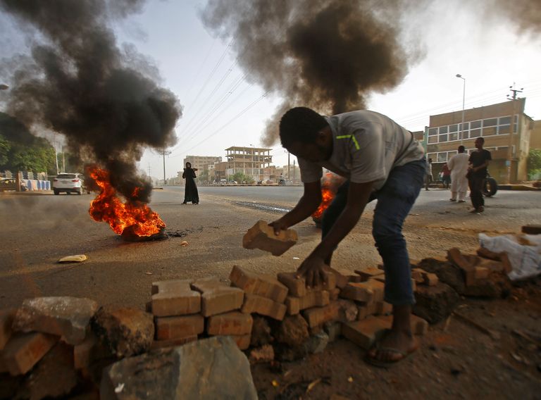 Sudaani meeleavaldaja pealinnas sõjaväe teed tõkestamas.