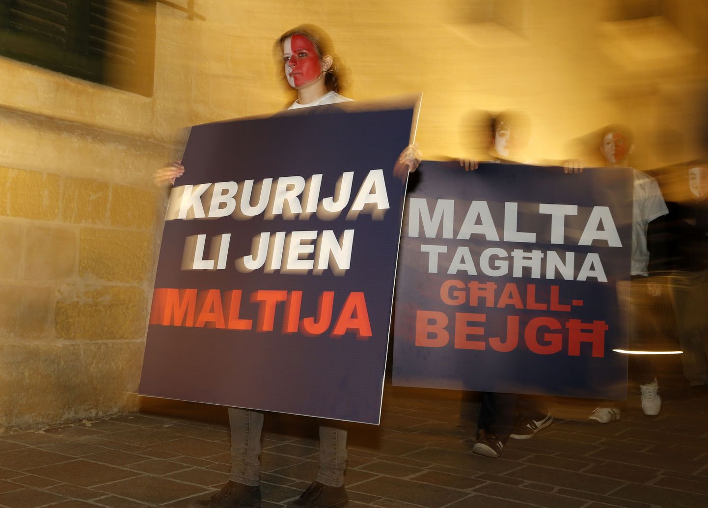 Kodakondsuse müügi vastased Malta parlamendi ees.