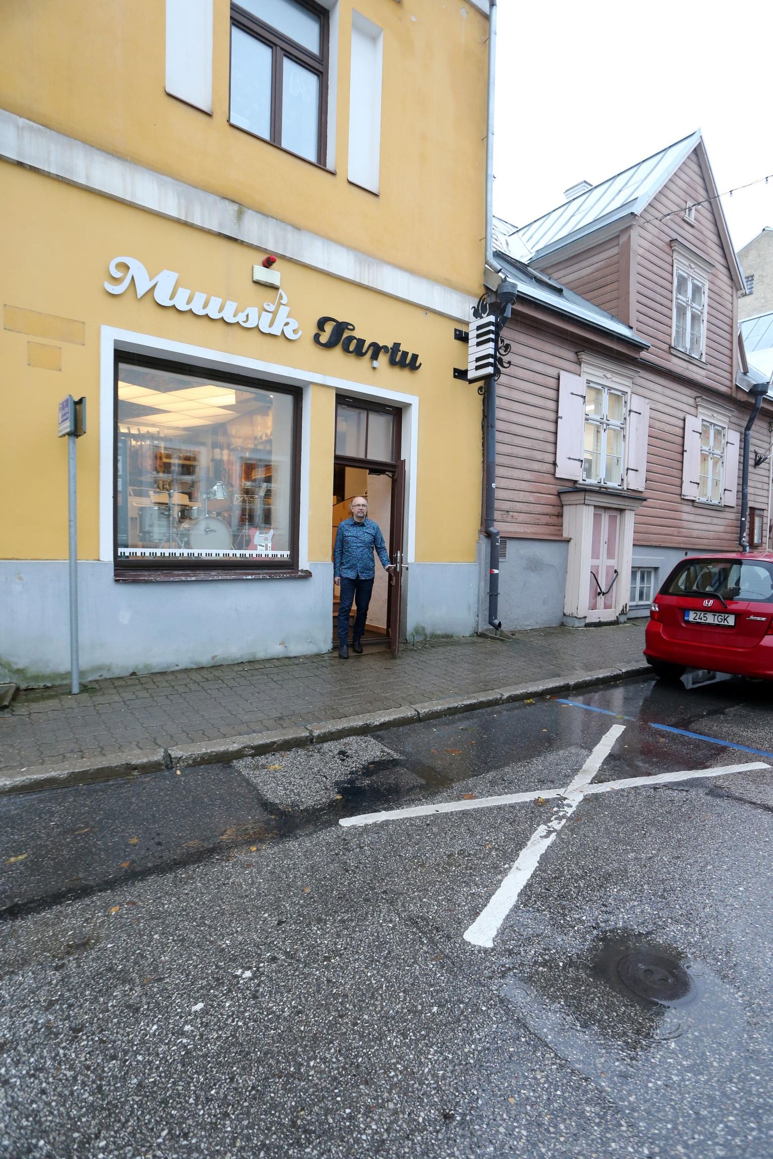 Kaupluse Muusik Tartu juhataja Halvo Liivamägi sõnul on raskeid muusikariistu kaugelt keeruline majja lohistada, aga otse ukse ette kaubaautot parkida ei tohi.