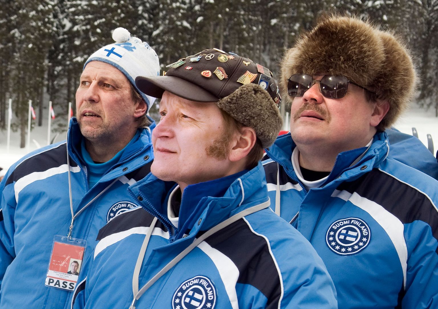 Soome võitmatu murdmaakoondise niiditõmbajad: veredoonor Toivo (Martti Suosalo, vasakult), treener Ismo (Janne Reinikainen) ja juht Kataja (Hannu-Pekka Björkman).