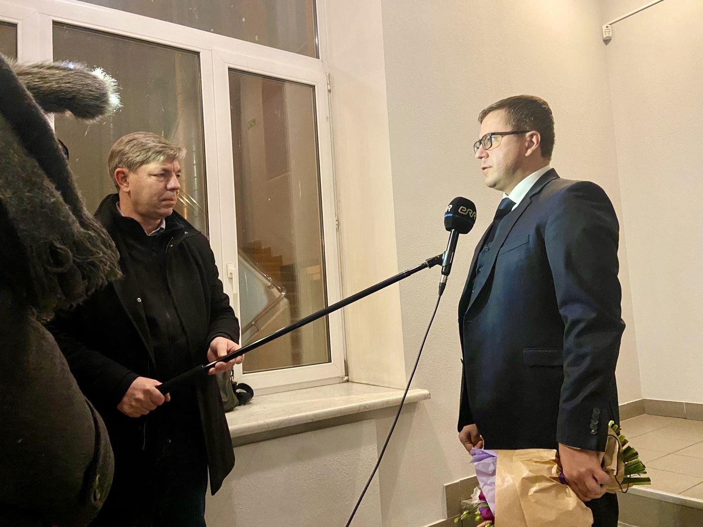 Sergei Gorlatš volikogu hoones pressiesindajatele kommentaare jagamas.