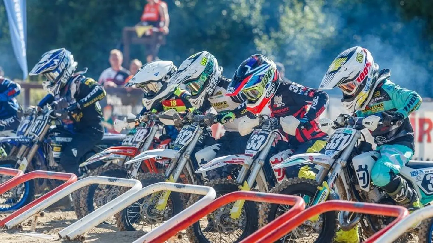 Noored motomehed stardi ootel.
