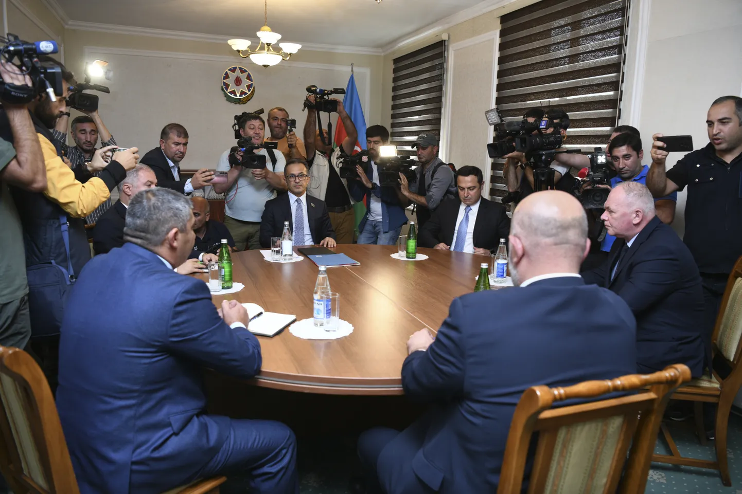 Aserbaidžaani ja Karabahhi armeenlaste esindajad kõnelustelaua taga.
