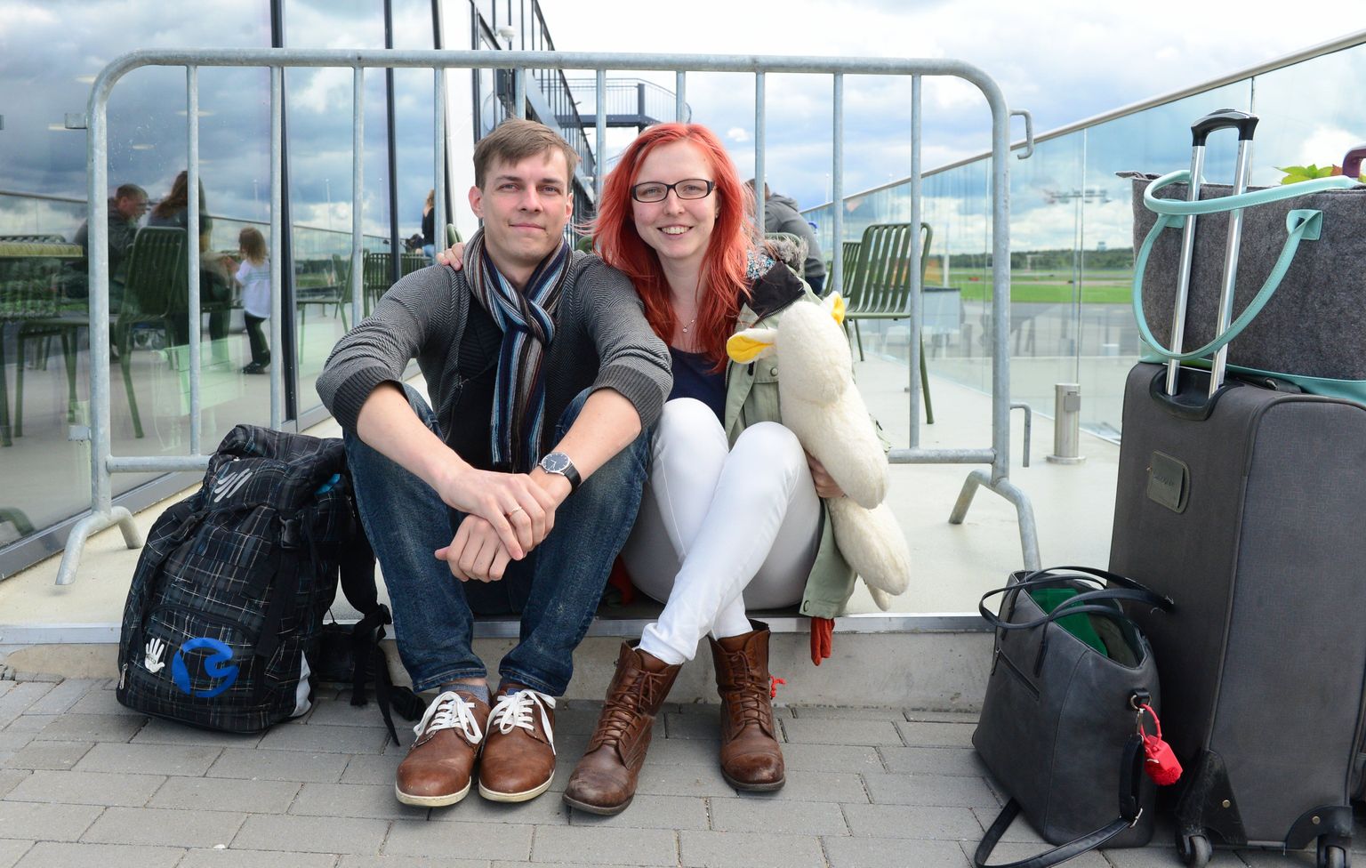 Oskar ja Maarja Tsimmer Tallinna lennujaamas alustamas noorte pedagoogidena teekonda Hiinasse.