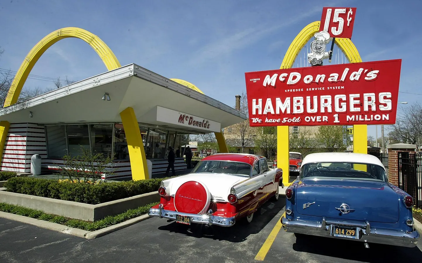 Tänase McDonald’si esimene söögikoht avati 15. aprillil 1955 Illinoisi osariigis Des Plaines’is. See foto on tehtud täpselt 50 aastat hiljem – 15. aprill 2005. foto: Frank Polich
