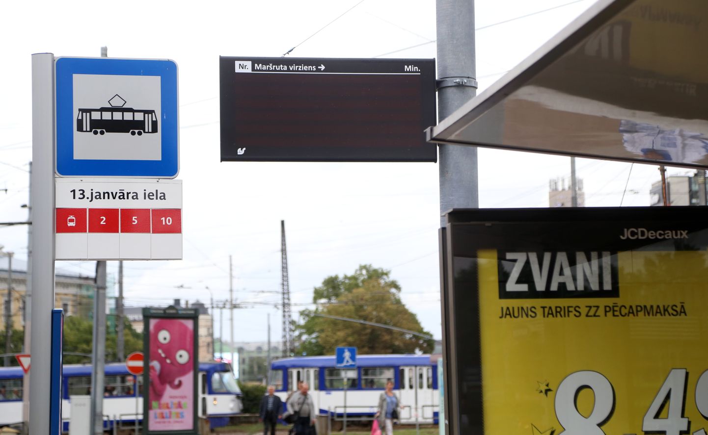 SIA "Rīgas satiksmes" transportlīdzekļu pieturvietā 13.janvāra ielā uzstādīts elektroniskais tablo, kurā būs redzams reālais transportlīdzekļu pienākšanas laiks.