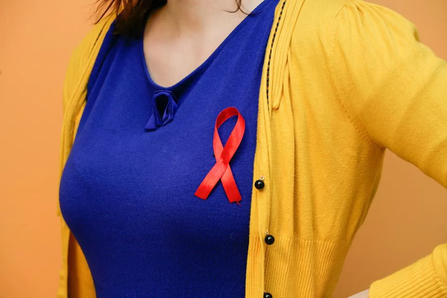 Punase lindi kandmine näitab toetust inimestele HIV/AIDSiga, sümbolina mõtles selle 1980ndatel välja 12 USA meelelahutusmaailma tegelast.