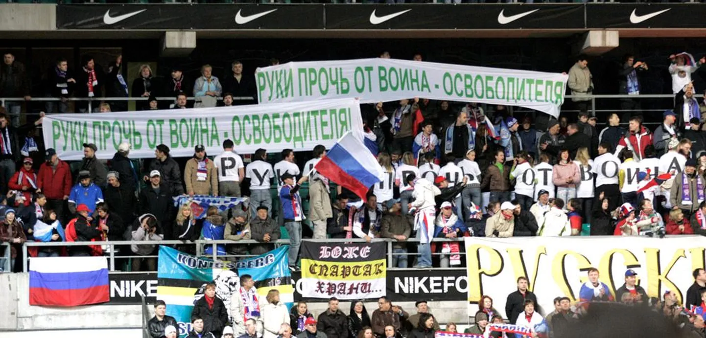 Mis toimub staadioni tribüünidel? Rahvusmeeskondade mängul kaevatakse välja nende senised ajaloolised kontaktid, eriti teravaks ihutakse atmosfäär naabrite vahel. Kui Eesti 2002. aastal Lillekülas Venemaaga mängis, rullisid vastased lahti loosungi «1940. Peremehed tulid tagasi». 2007. aasta loosungid ütlesid: «Käed eemale sõdur-vabastajast.» Sarnaseid müütide kokkupõrkeid näeme ka käimasoleval MMil.