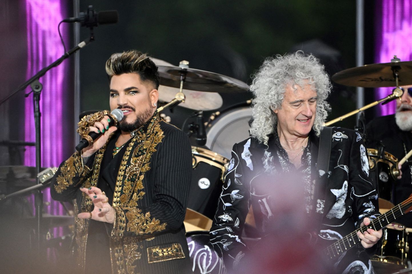 Ansambliga Queen tuntust kogunud lauljalt Adam Lambert ilmus uus kaverite album «High Drama». Pildil Adam Lambert koos Queeni kitarristi Brian Mayga 2022 juunis.