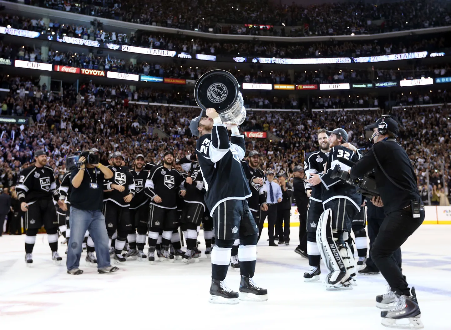 Mullu Los Angeles Kingsi kätte jõudnud Stanley Cup mängitakse siiski välja ka sel hooajal.