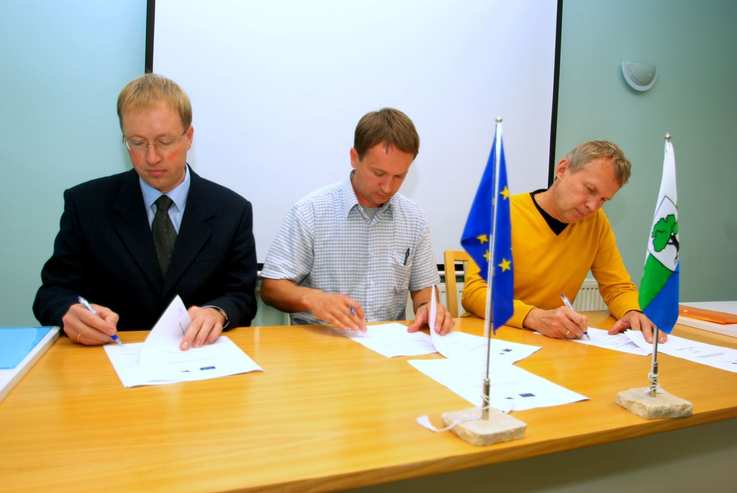 Terrati juhatuse esimees Mikk Mahlapuu (vasakult), K&H tegevdirektor Ilmar Kokk ja AS-i Tamsalu Vesi juhataja Arne Arumägi.