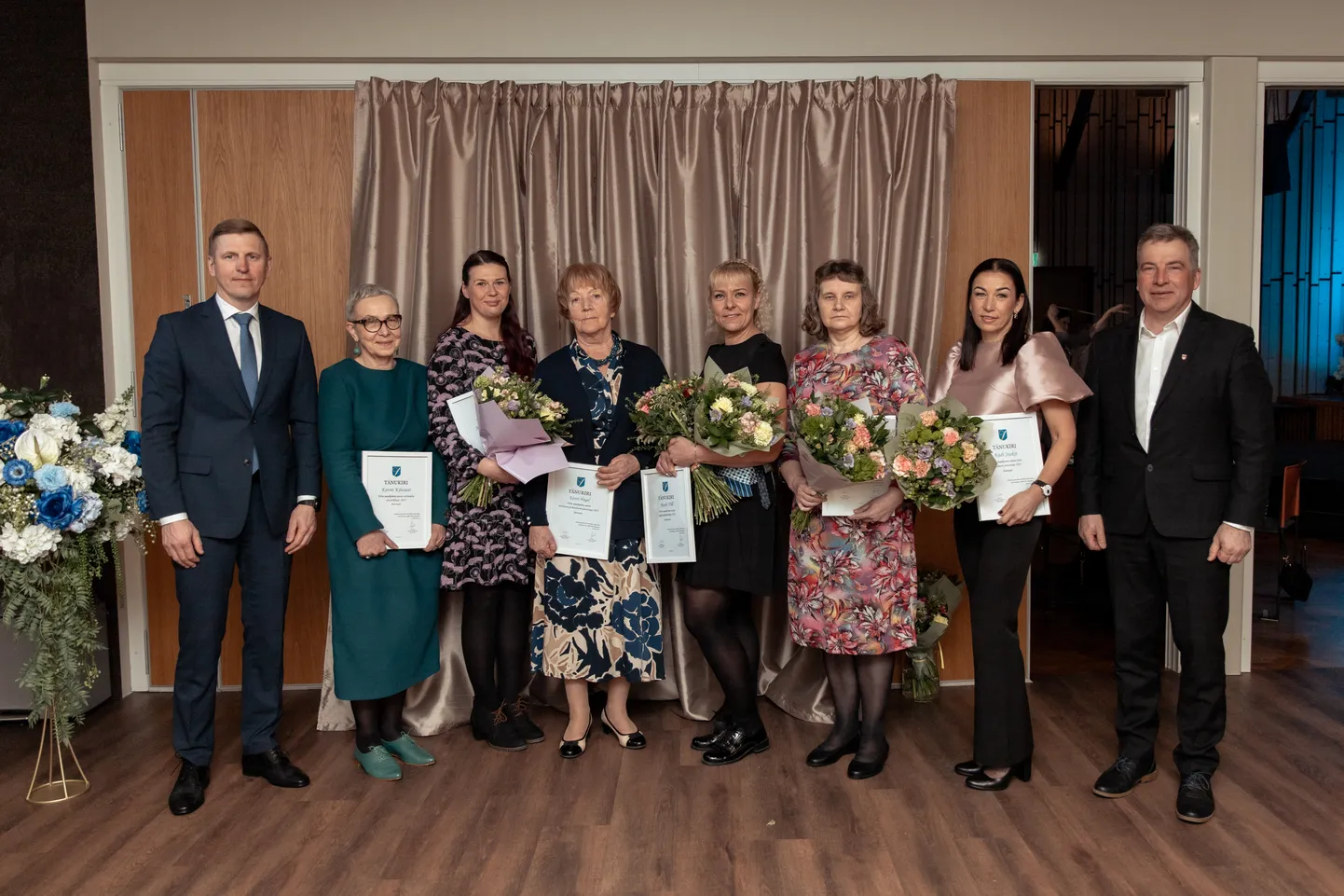 Fotol Tiit Toots (vasakult), Kersti Kõosaar, Minni-Aia Utsal, Kersti Hagel, Meeli Vill, Anu Raudsepp, Kadi Joakit, Raul Kudre.