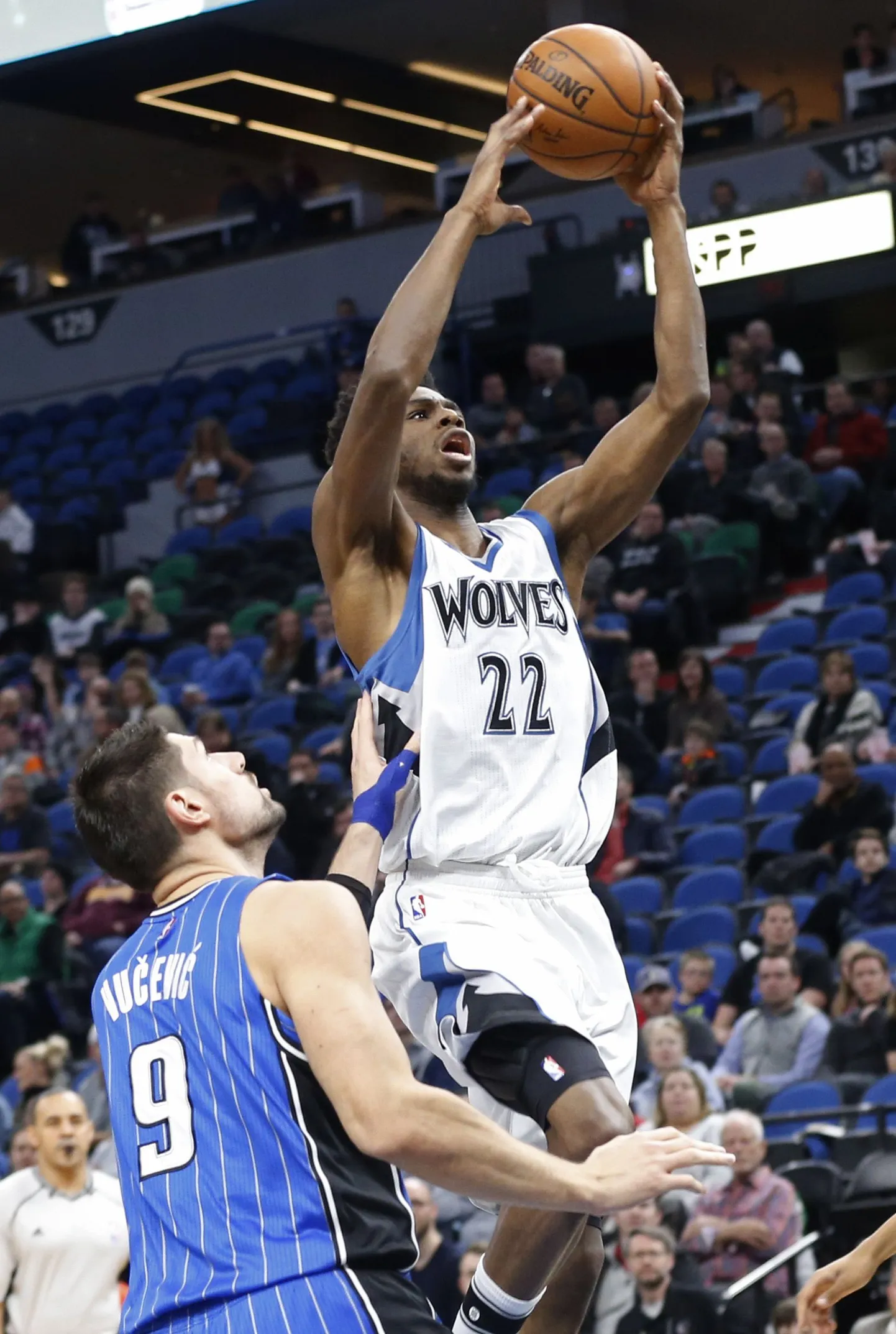 21-aastane Andrew Wiggins (palliga) pealtpanekul.