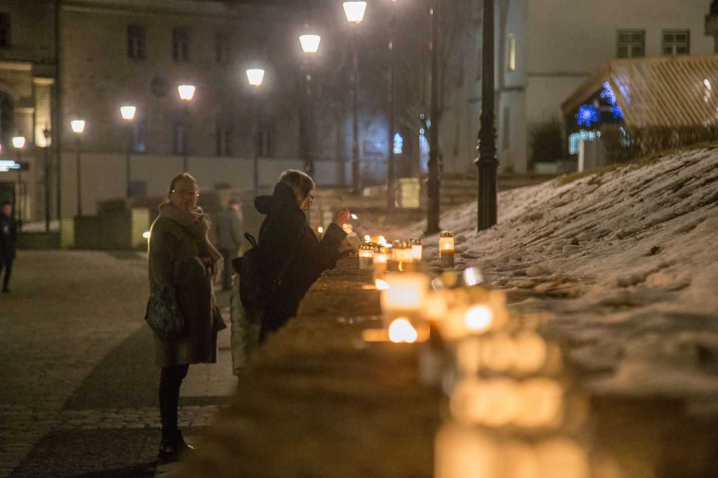 Märtsipommitamise ohvrite mälestuseks süüdatud küünlad Harju tänaval.