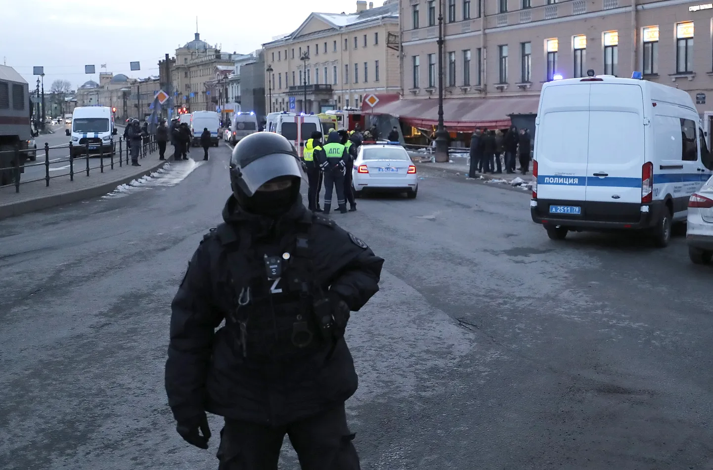 Российские полицейские у кафе в Санкт-Петербурге, при взрыве в котором погиб "военкор" Владлен Татарский (настоящее имя - Максим Фомин)