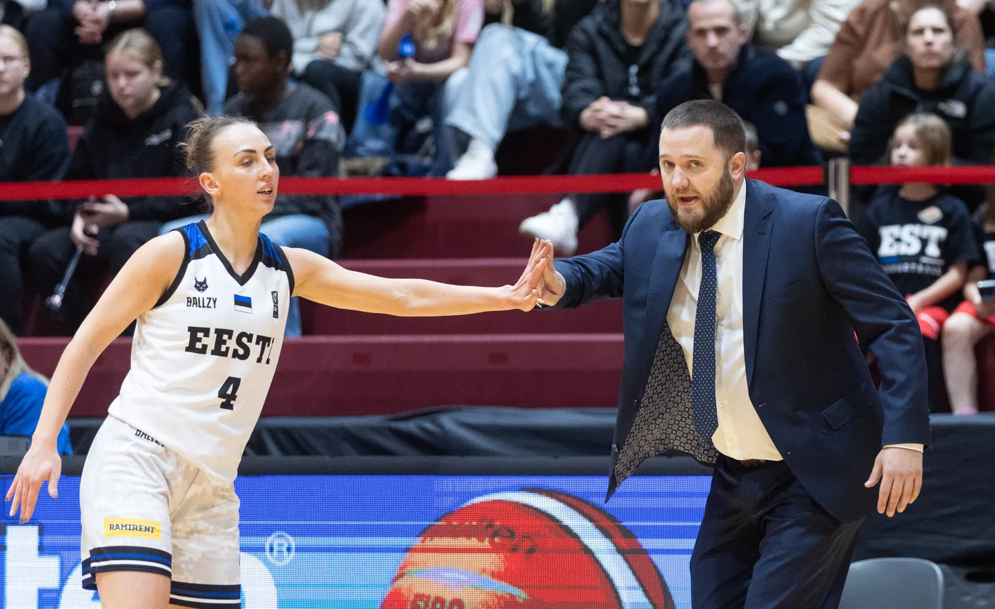 Kaspars Majenieks (paremal) ajab Eesti naiste korvpalliasja hinge ja kirega. Fotol lööb ta patsi 26-aastase Sofia Kosarevaga, kes on koondisele vajalik jõud, ent igapäevaselt päris profitasemel ei mängi.