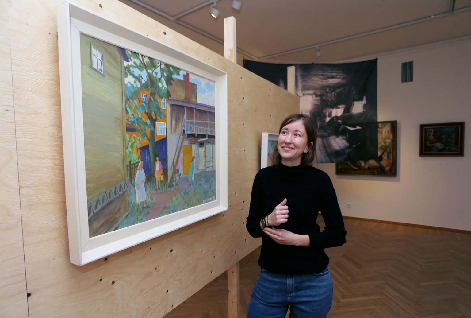 Brita Karin Arnover peatus valmivat näitust tutvustades Kaja Kärneri maali juures. See on maalitud aastal 1989. Tagaplaanil ripub laes Johannes Pääsukese foto ühest Meloni tänava maja sisemusest möödunud sajandi algul.