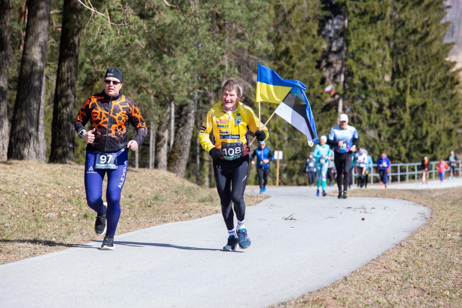 Eesti ja Ukraina lippe kandval Juhan Änilasel kulus Kolme Tamme jooksu läbimiseks pisut üle tunni.