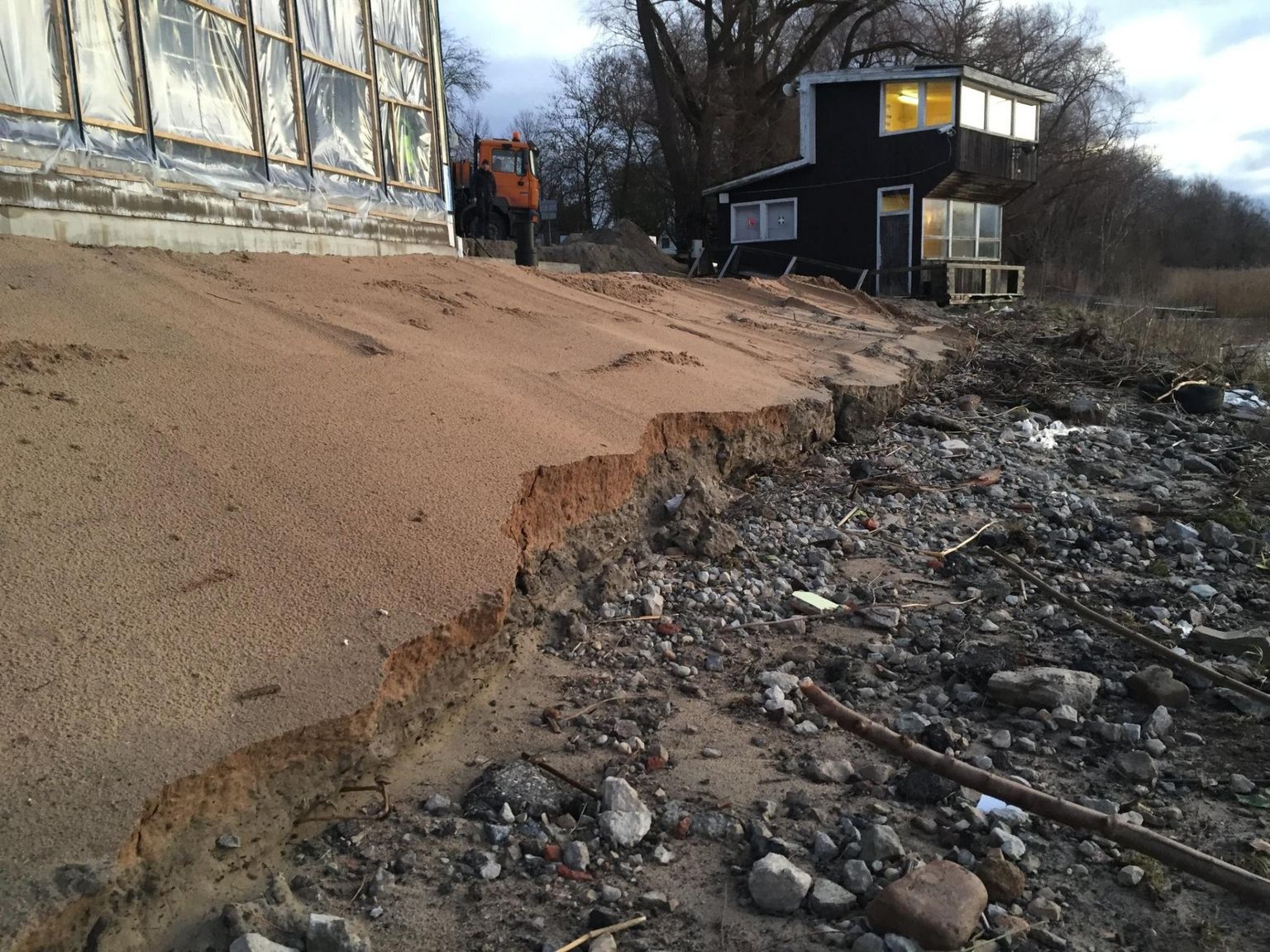 Pärnu sõudeklubi uue pea­hoone ehitustandril uhtus tõusuvesi minema veidi täitepinnast.