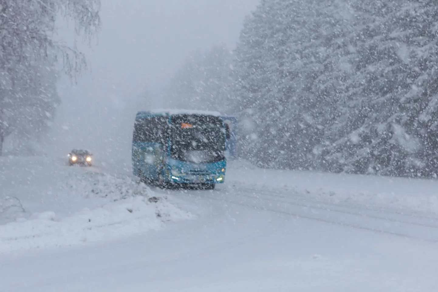 Ekstreemsed ilmaolud panid eelmisel reedel bussijuhid tõsiselt proovile.