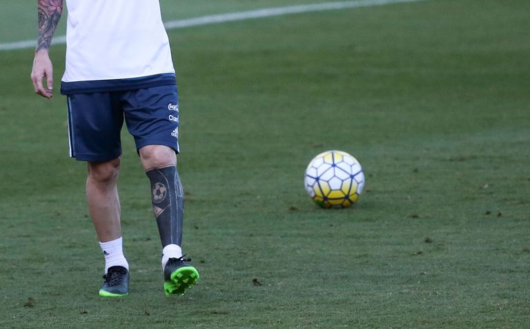 Lionel Messi uus jalatätoveering on silmatorkav. FOTO: Scanpix