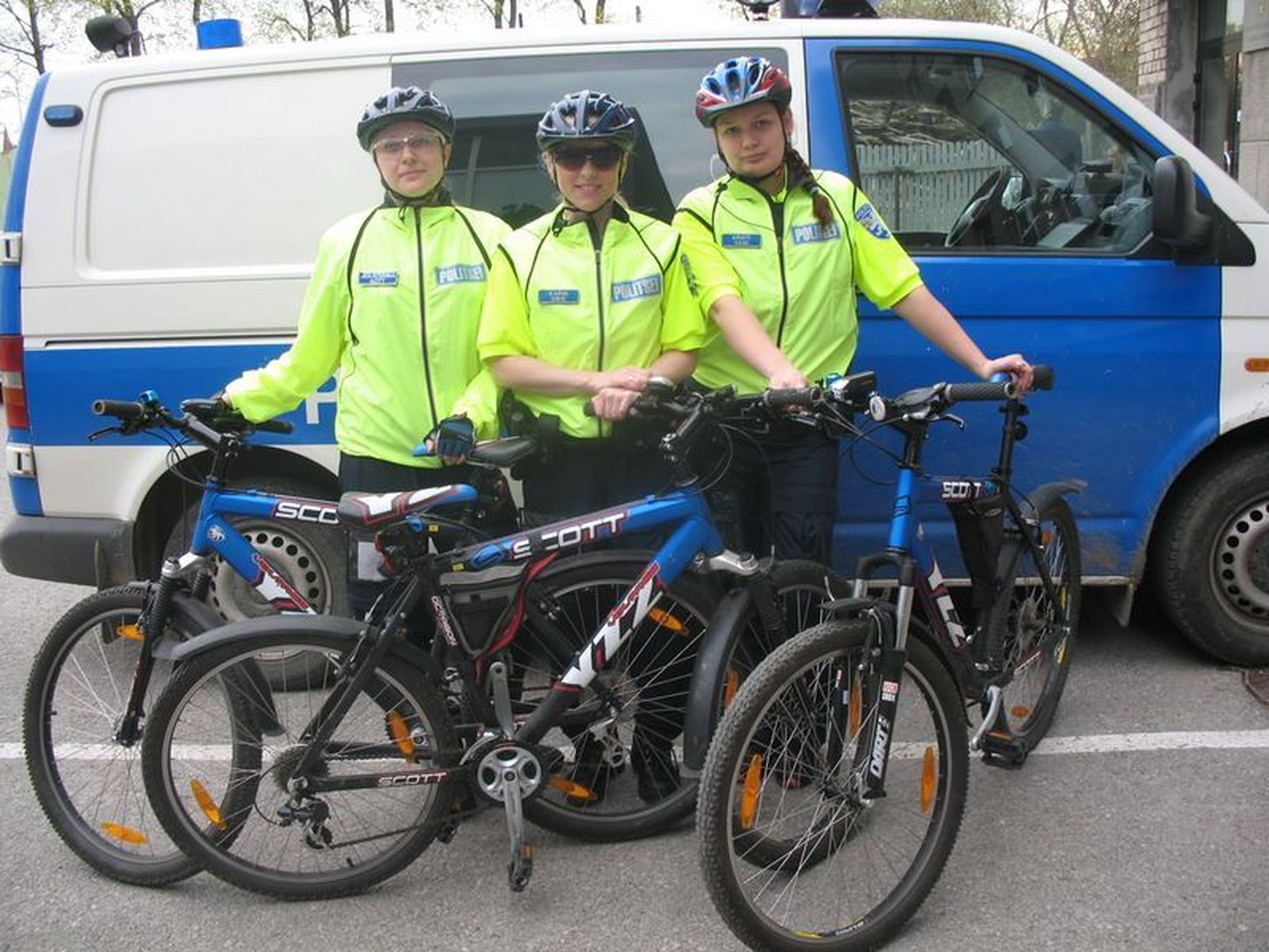 Pärnu rattapolitseinikud (vasakult) Jekaterina Kütt, Karin Uibo ning Kristi Vahi hakkavad abistama patrullpolitseinikke ja kontrollima jalgrattureid.