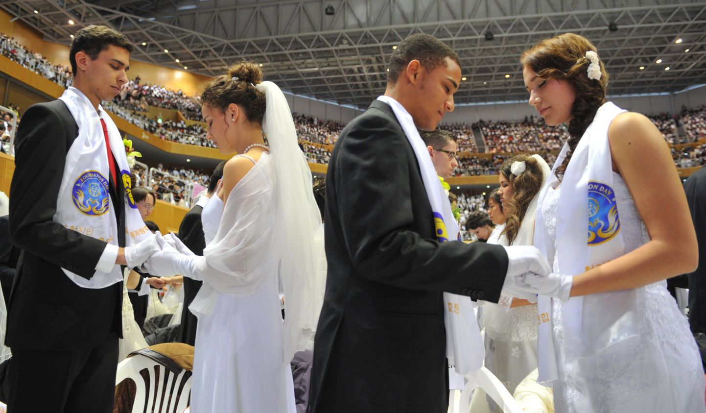 Äsja abiellunud paarid palvetamas Ühinemiskiriku tänasel massilaulatusel.
