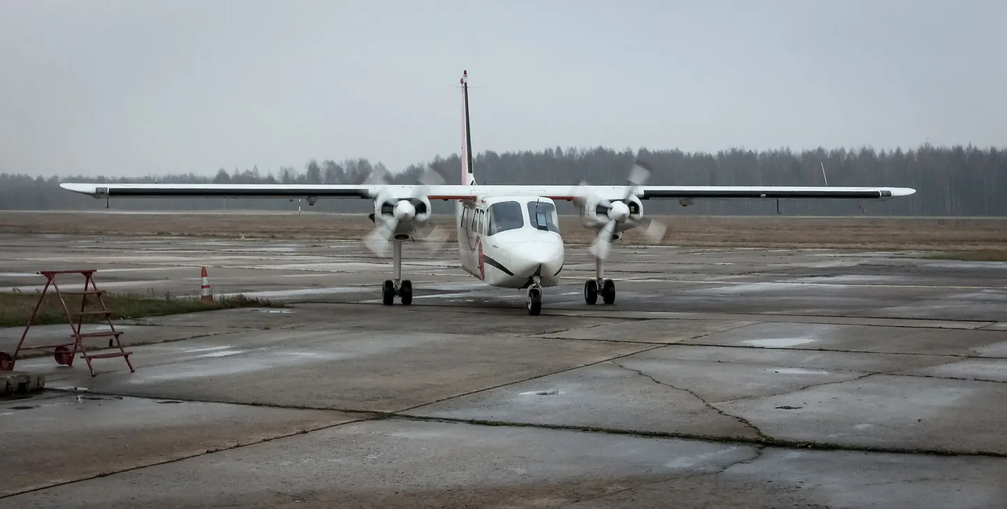 Ruhnust saabuv lennuk Pärnu lennujaamas. Arhiivifoto.