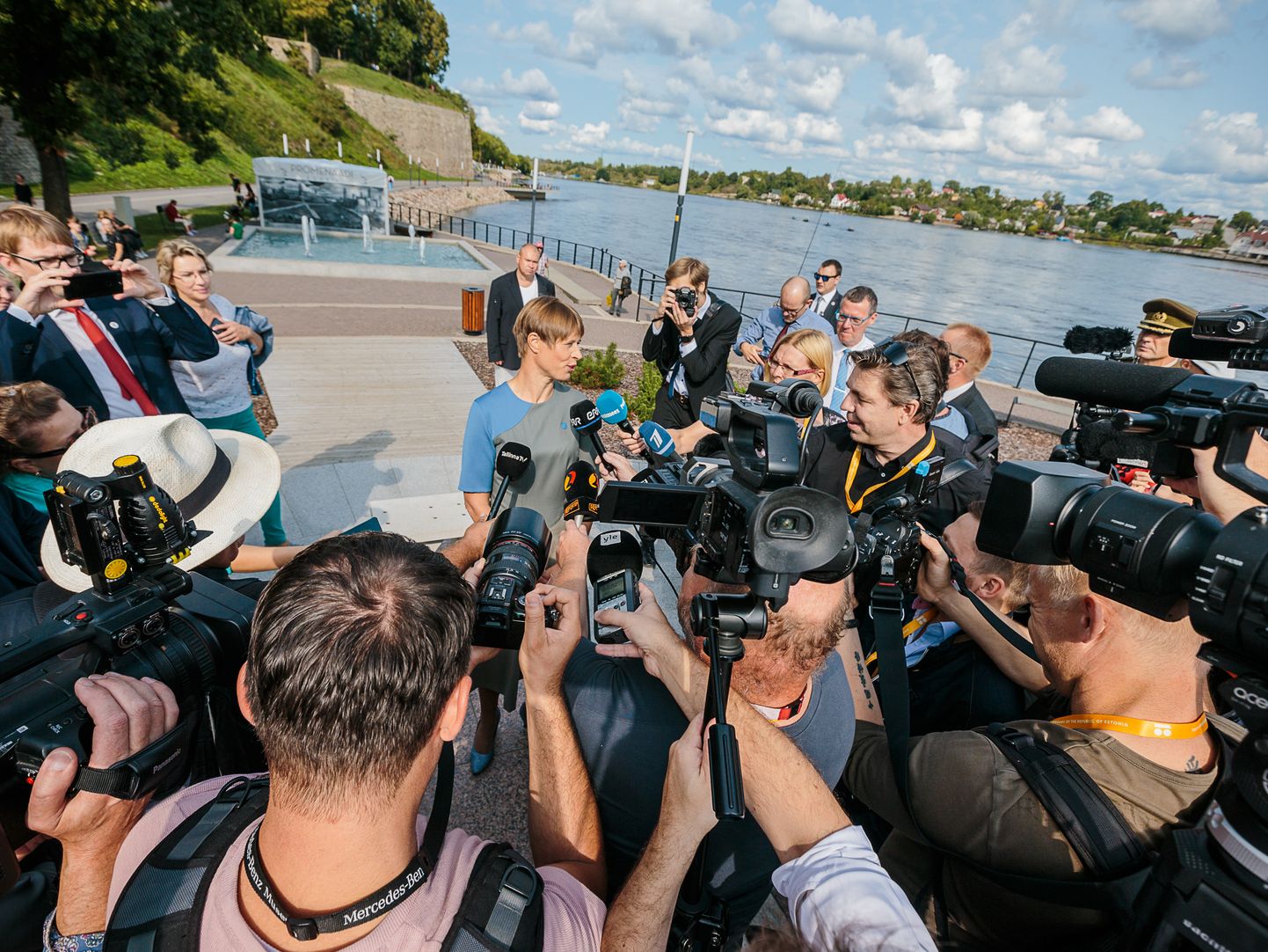 Augustis oma esimest töönädalat Ida-Virumaal alustanud president Kersti Kaljulaid on Narva jõepromenaadil ajakirjanike piiramisrõngas. Presidendi sõnumid ja pikem kohalolek Ida-Virumaal tõid ohtralt positiivset tähelepanu kogu maakonnale.  ILJA SMIRNOV