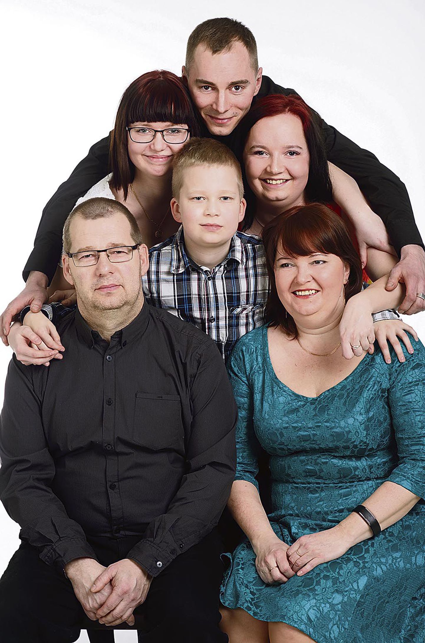 Fotoateljees tehtud perepilt: isa Valdur ja ema Marianne Kuusk, pojad Ranar ja Reimo, tütred Reelika ja Mari-Liis.