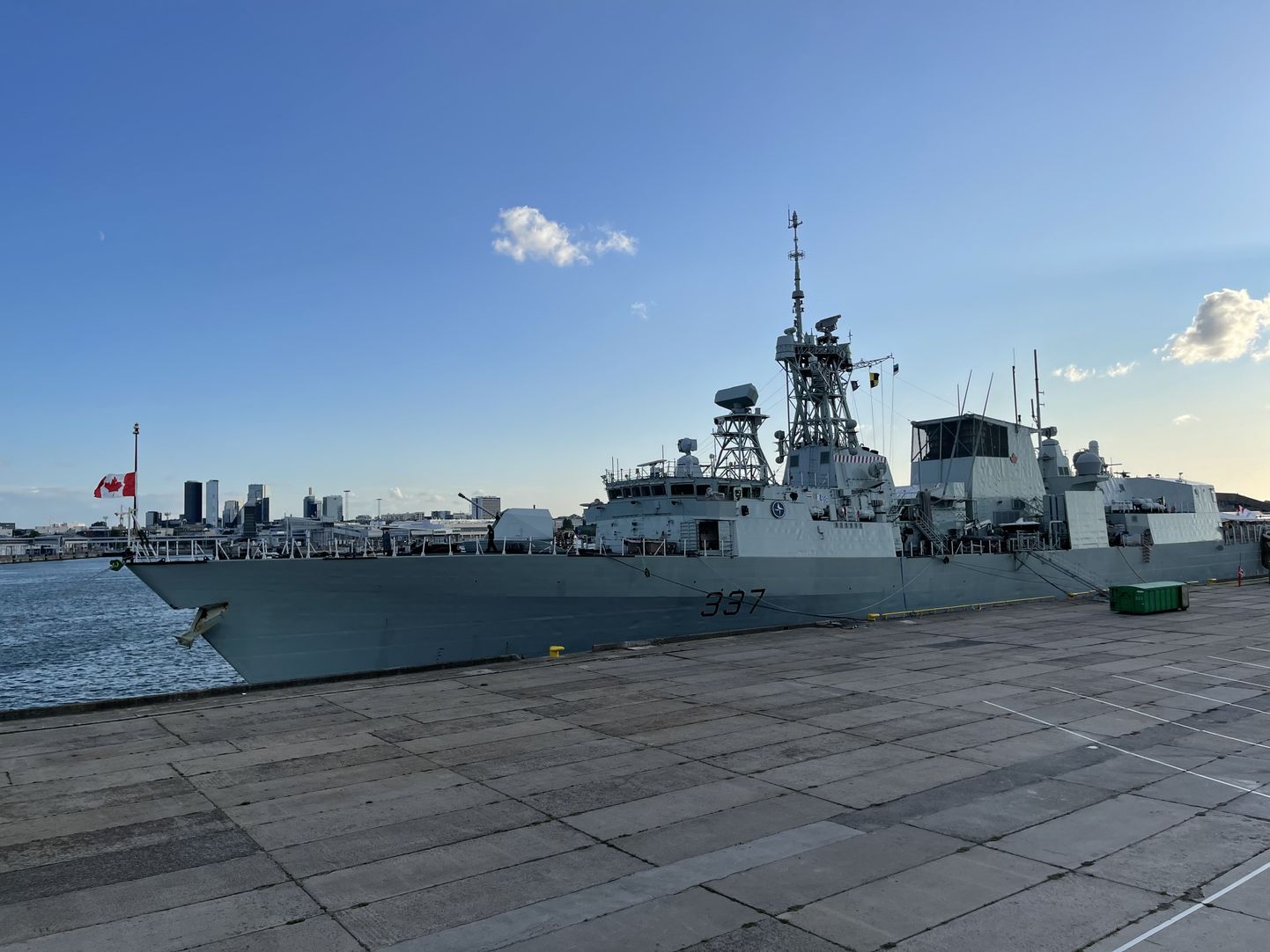 Канадский военный корабль в Таллиннском порту.